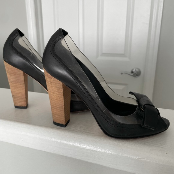 BCBG MAXAZRIA Black pumps with clear details and bow in size 5 - Picture 5 of 9